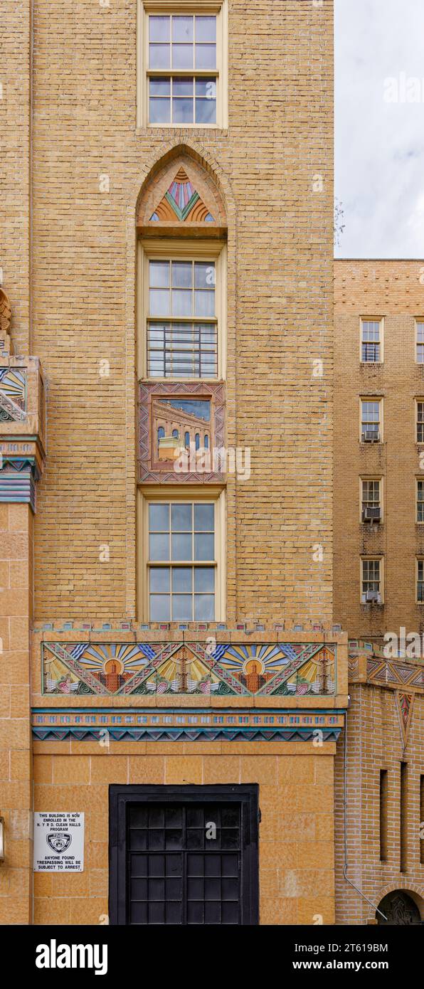 Horace Ginsberg und Marvin Fine entwarfen die Park Plaza Apartments, ein Wahrzeichen im Art déco-Stil in der Bronx, mit üppiger polychromer Terrakotta. Stockfoto