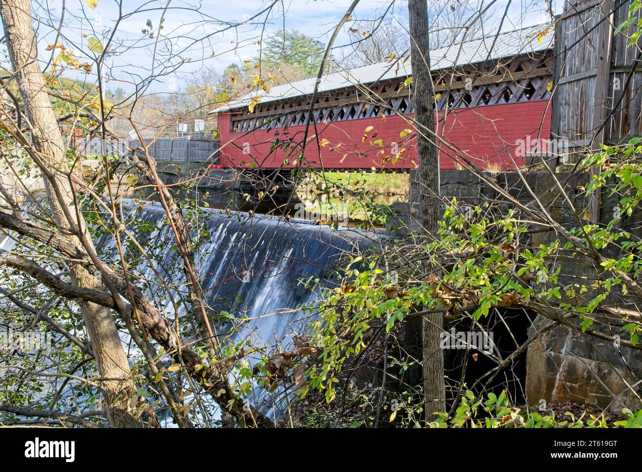 Bennington fällt auf den Walloomsac River an der Holzbrücke Paper Mill Village Stockfoto