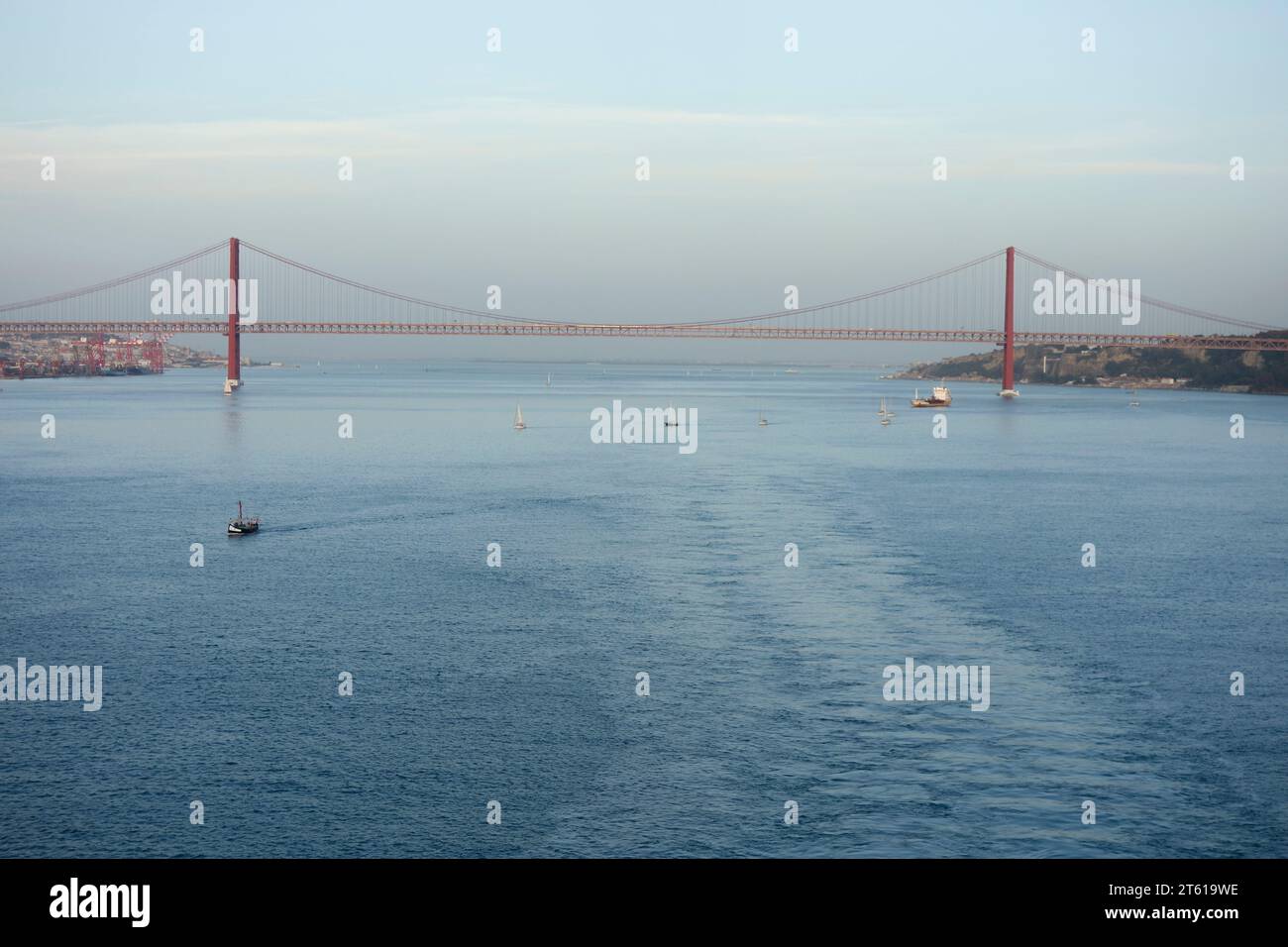 Brücke vom 25. April – Portugal, Lissabon. Mit 2.277 Metern (1,4 Meilen) Länge ist die 25 de Abril Bridge die längste Hängebrücke Europas. Stockfoto