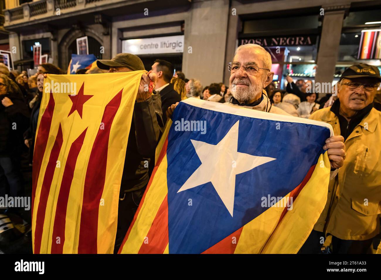 Barcelona, Spanien. November 2023. Die Demonstranten halten während der Demonstration die Flagge der Unabhängigkeit Kataloniens. Etwa fünfzig spanische Nationalisten mit Flaggen haben versucht, eine Veranstaltung zu unterbrechen, die von der würde-Kommission vor der Polizeiwache Vía Laietana einberufen wurde, um zu fordern, dass die Polizeiwache, das ehemalige fränkische Polizeipräsidium, in ein Zentrum der Repression umgewandelt wird. (Foto: Paco Freire/SOPA Images/SIPA USA) Credit: SIPA USA/Alamy Live News Stockfoto