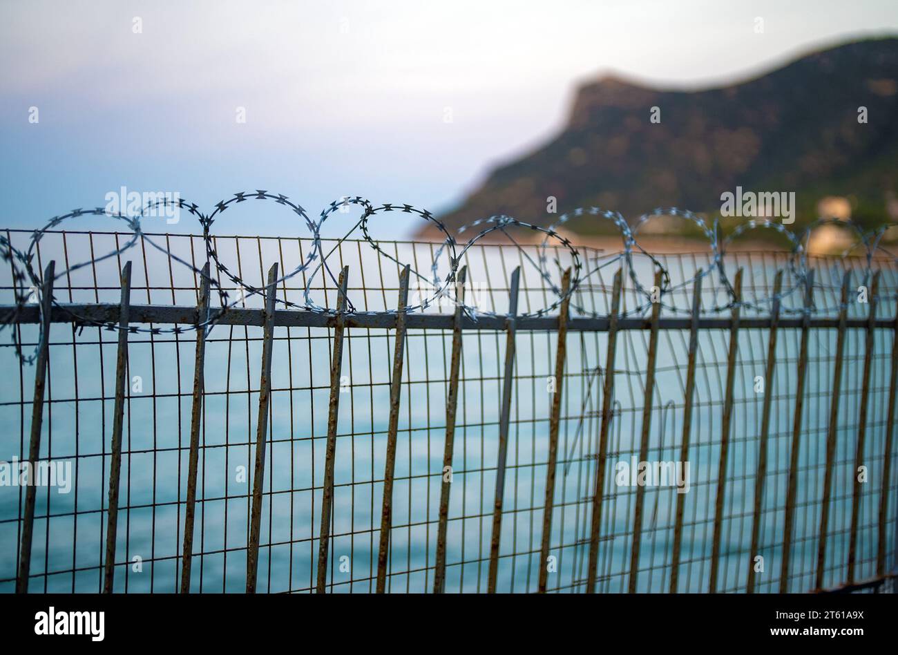 Meer und Strand hinter Stacheldraht. Stockfoto