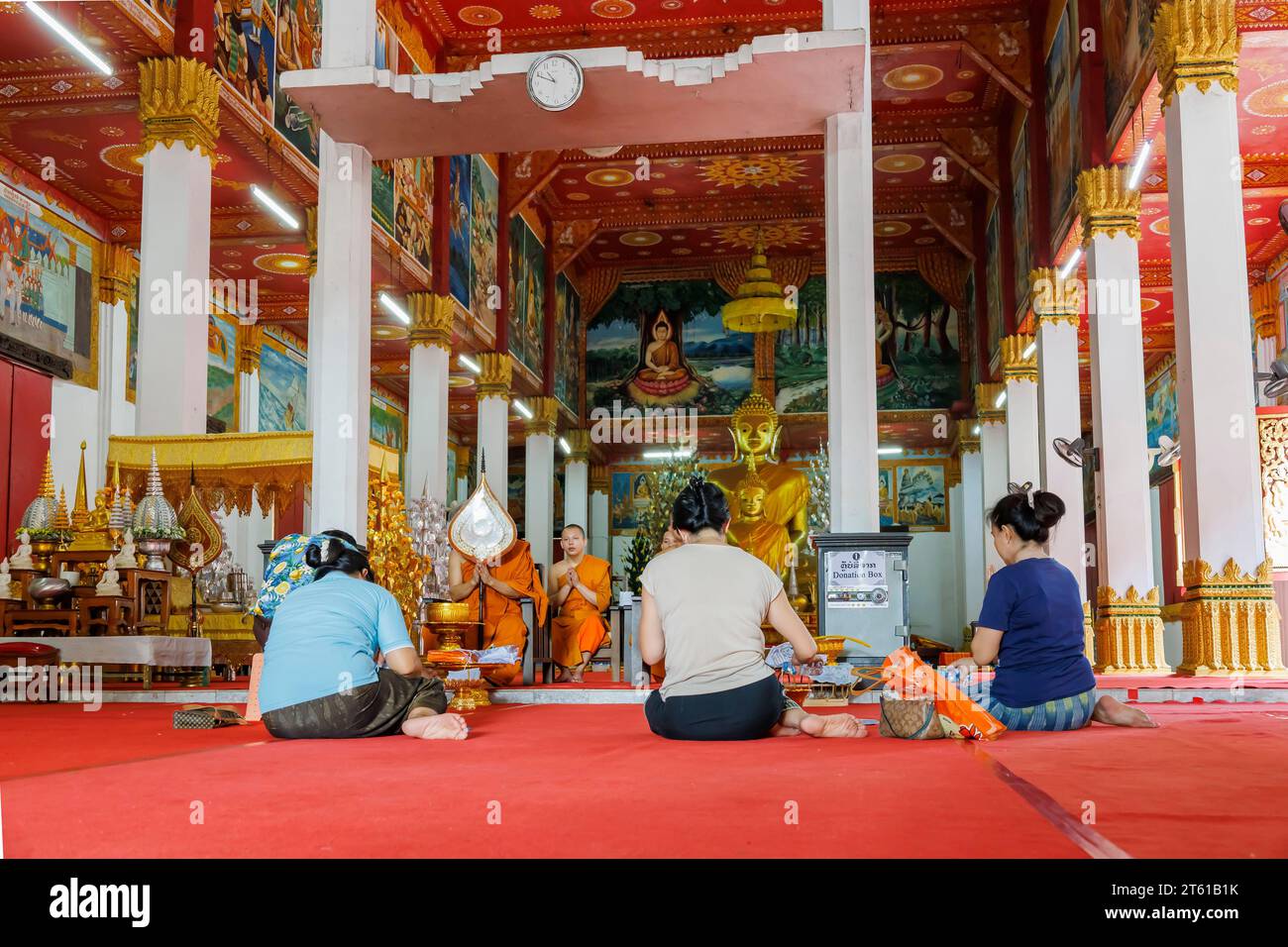 MwSt. Haysoke (Wat Haysok), Gebete, Inneres des Hauptschreins (Haupthalle), Vientiane, Laos, Südostasien, Asien Stockfoto