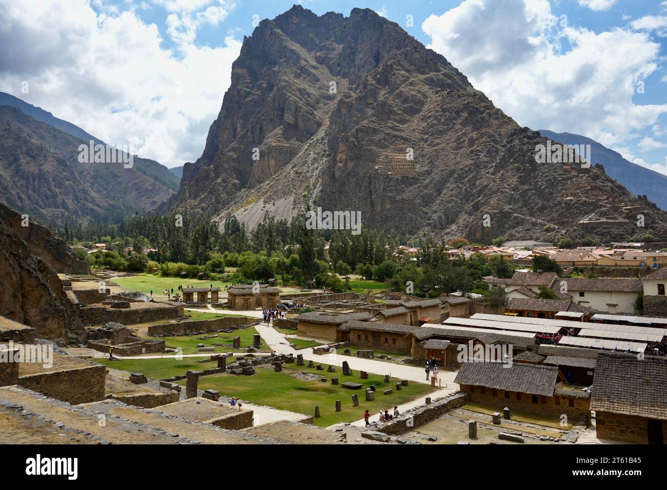 Ollantaytambo, Peru, 5. Oktober 2023. Die archäologische Stätte der Inka mit dem Berg Pinkuylluna ist im Hintergrund. Stockfoto