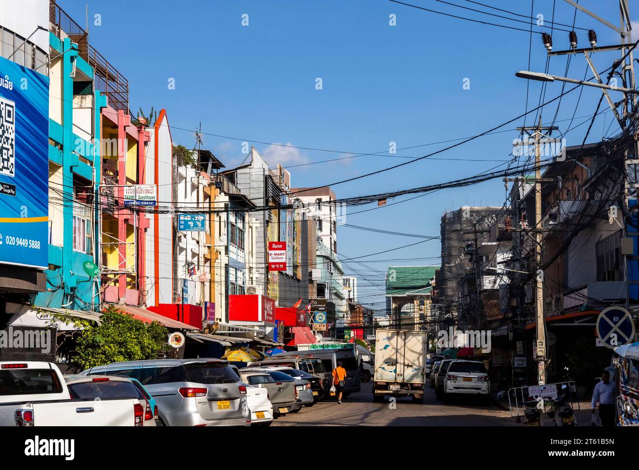 Buindings und Schilder, Straße des Stadtzentrums, Vientiane, Laos, Südostasien, Asien Stockfoto