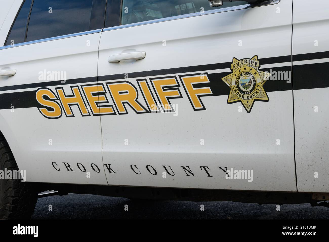Prineville, OR, USA – 12. Oktober 2023; Name und Schild des Sheriffs von Crook County im Polizeiwagen in Oregon Stockfoto
