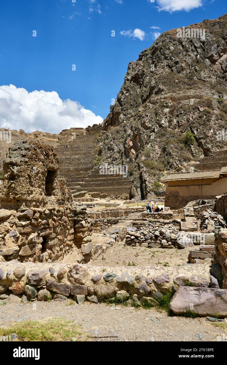 Inka-Steinblöcke im Ollantaytambo Sanctuary, historische Inka-Stätte. Ollantaytambo, Peru, 5. Oktober 2023. Stockfoto