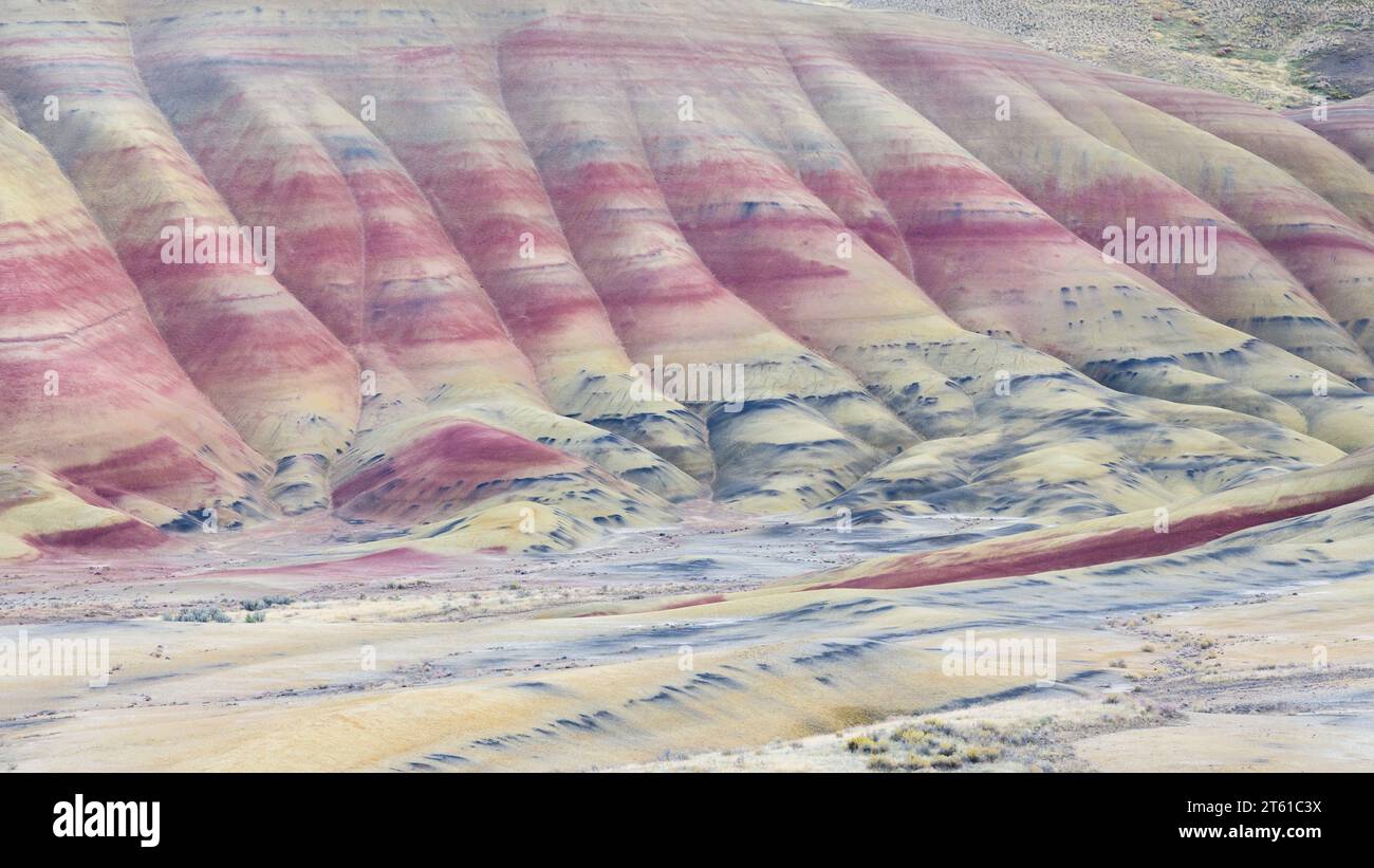 Farbenfrohe natürliche Hügellandschaft im John Day Fossil Beds Painted Hills Unit National Monument in Zentral-Oregon mit farbenfrohen sanften Hügeln Stockfoto
