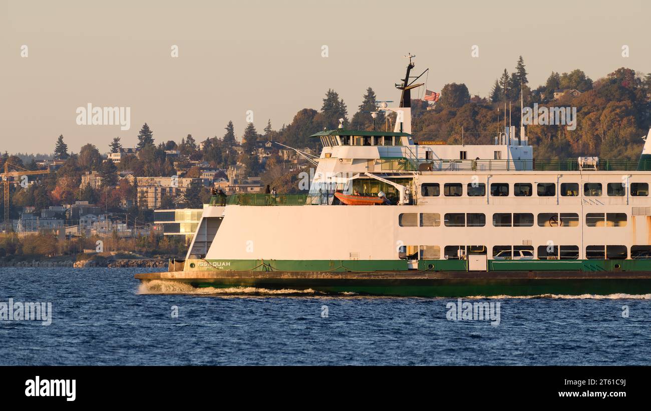 Seattle, WA, USA - 28. Oktober 2023; Nahaufnahme des Bugs der Washington State Ferry Issaquah auf Elliott Bay Stockfoto
