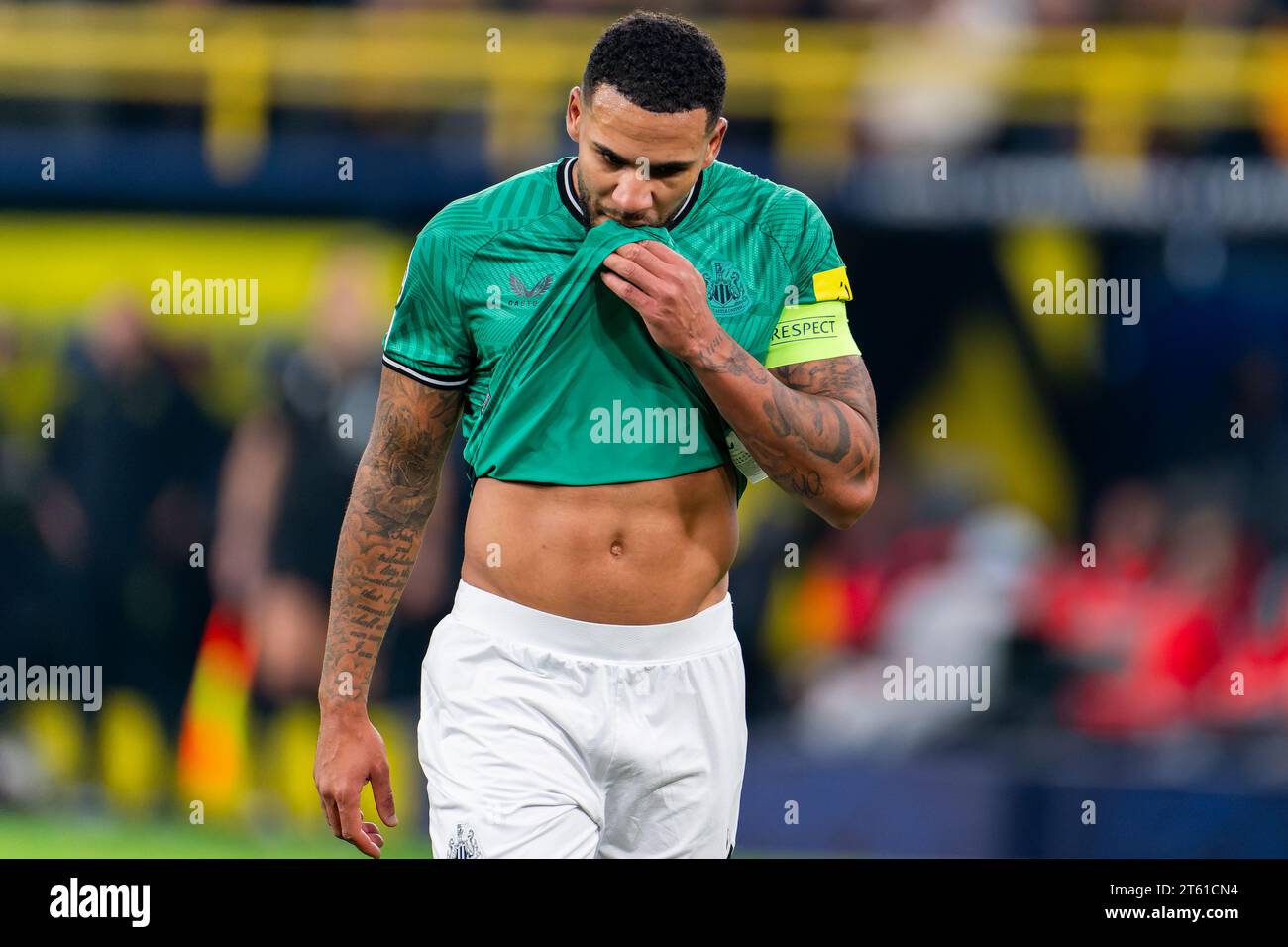 Dortmund, Deutschland. November 2023. DORTMUND, DEUTSCHLAND - 7. NOVEMBER: Jamaal Lascelles von Newcastle United sieht während der Pressekonferenz nach dem Spiel der UEFA Champions League Gruppe F zwischen Borussia Dortmund und Newcastle United FC im Signal Iduna Park am 7. November 2023 in Dortmund, Deutschland, aus (Foto: Joris Verwijst/Orange Pictures) Credit: Orange Pics BV/Alamy Live News Stockfoto