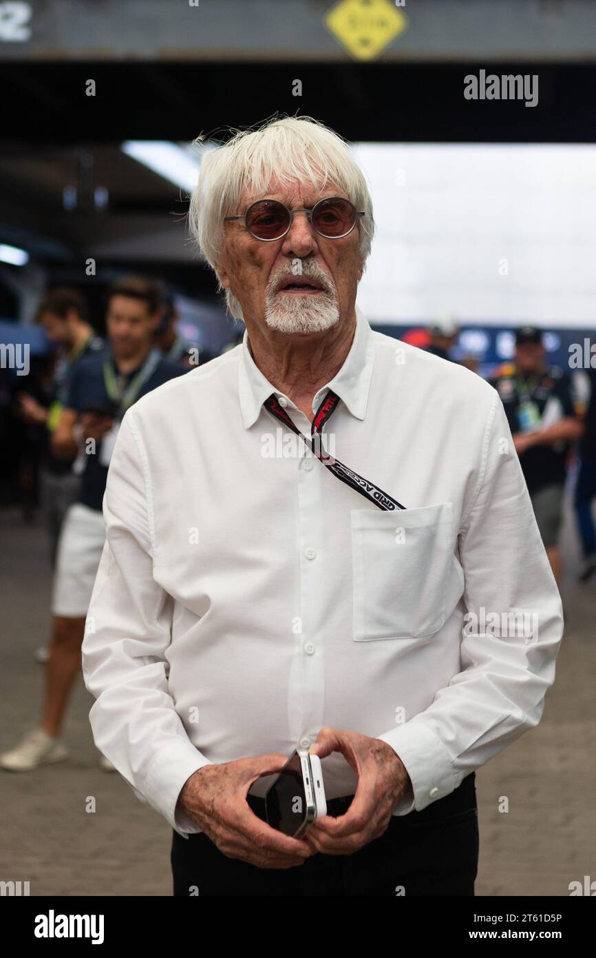 BERNIE ECCLESTONE, ehemaliger CEO der Formel-1-Gruppe, kommt im Rahmen des Formel-1-Grand-Prix von Sao Paulo 2023 auf dem Autodromo Jose Carlos Pac ins Fahrerlager Stockfoto