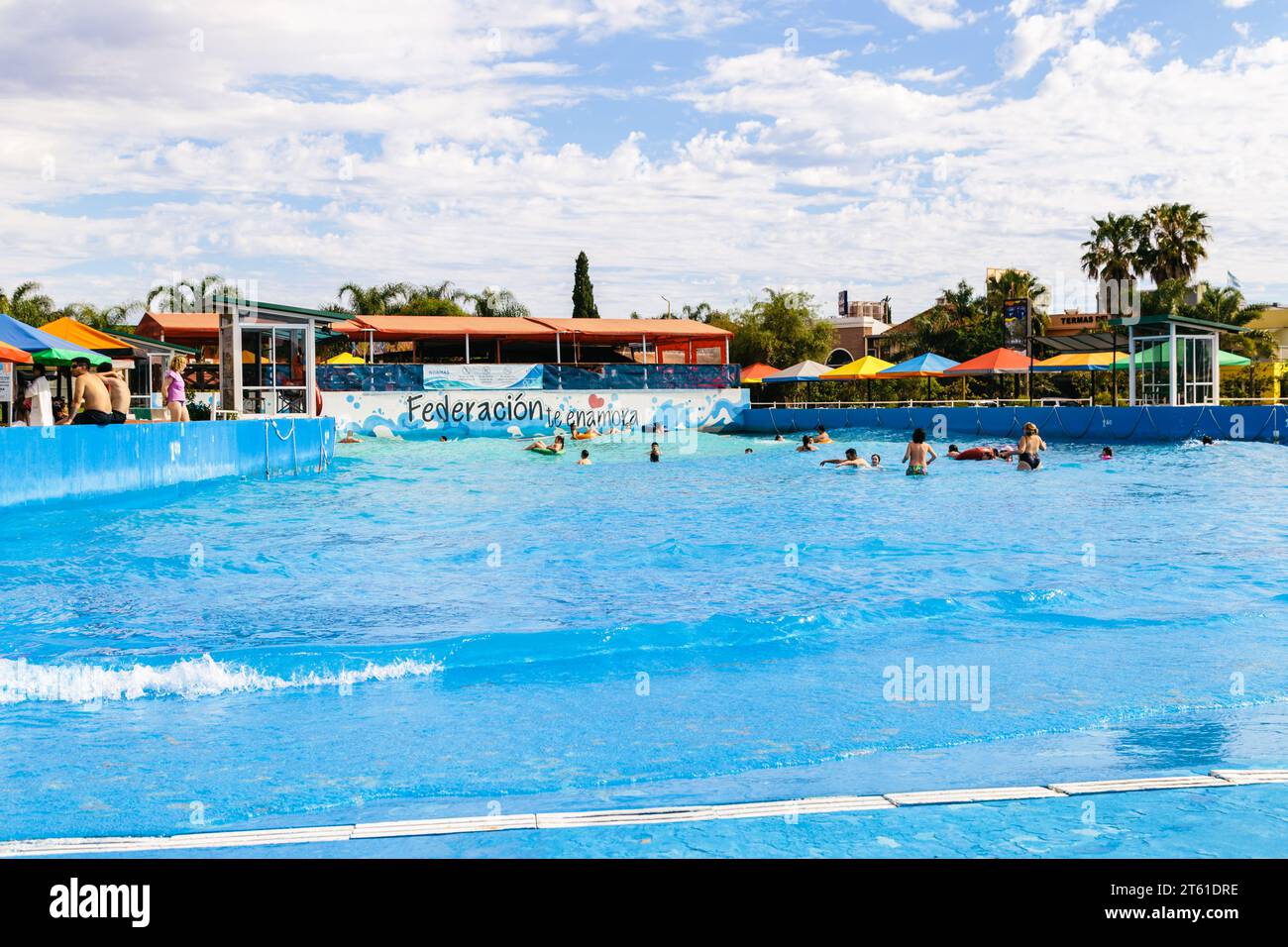 FEDERACION, ENTRE RIOS, ARGENTINIEN - 5. NOVEMBER 2023: Blick auf den Swimmingpool Waves. Die Leute haben Spaß in den künstlichen Wellen. Stockfoto
