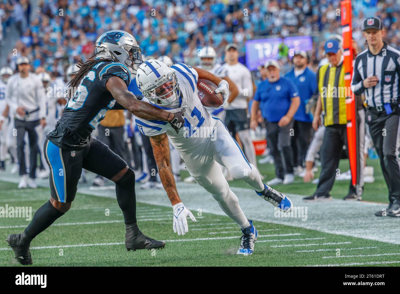 Charlotte, NC, USA: Indianapolis Colts Wide Receiver Michael Pittman Jr. (11) spielt mit dem Ball, während er von Carolina Panthers Cornerback Donte verteidigt wird Stockfoto