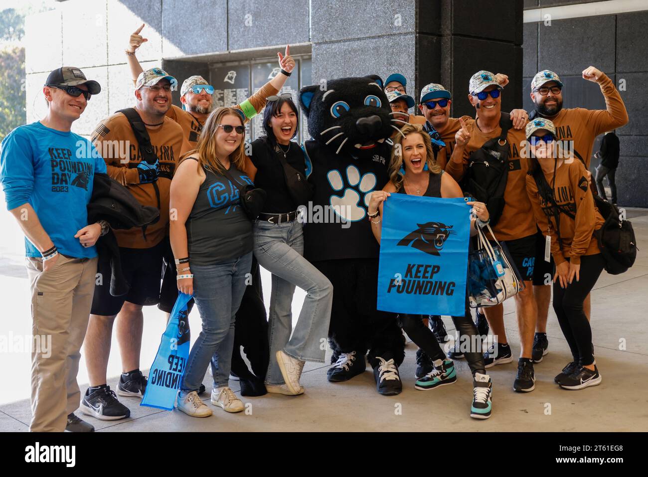 Charlotte, NC, USA: Fans der Carolina Panthers posieren mit Maskottchen Sir Purr während eines NFL-Spiels gegen die Indianapolis Colts im Bank of America Stadium, Sun Stockfoto