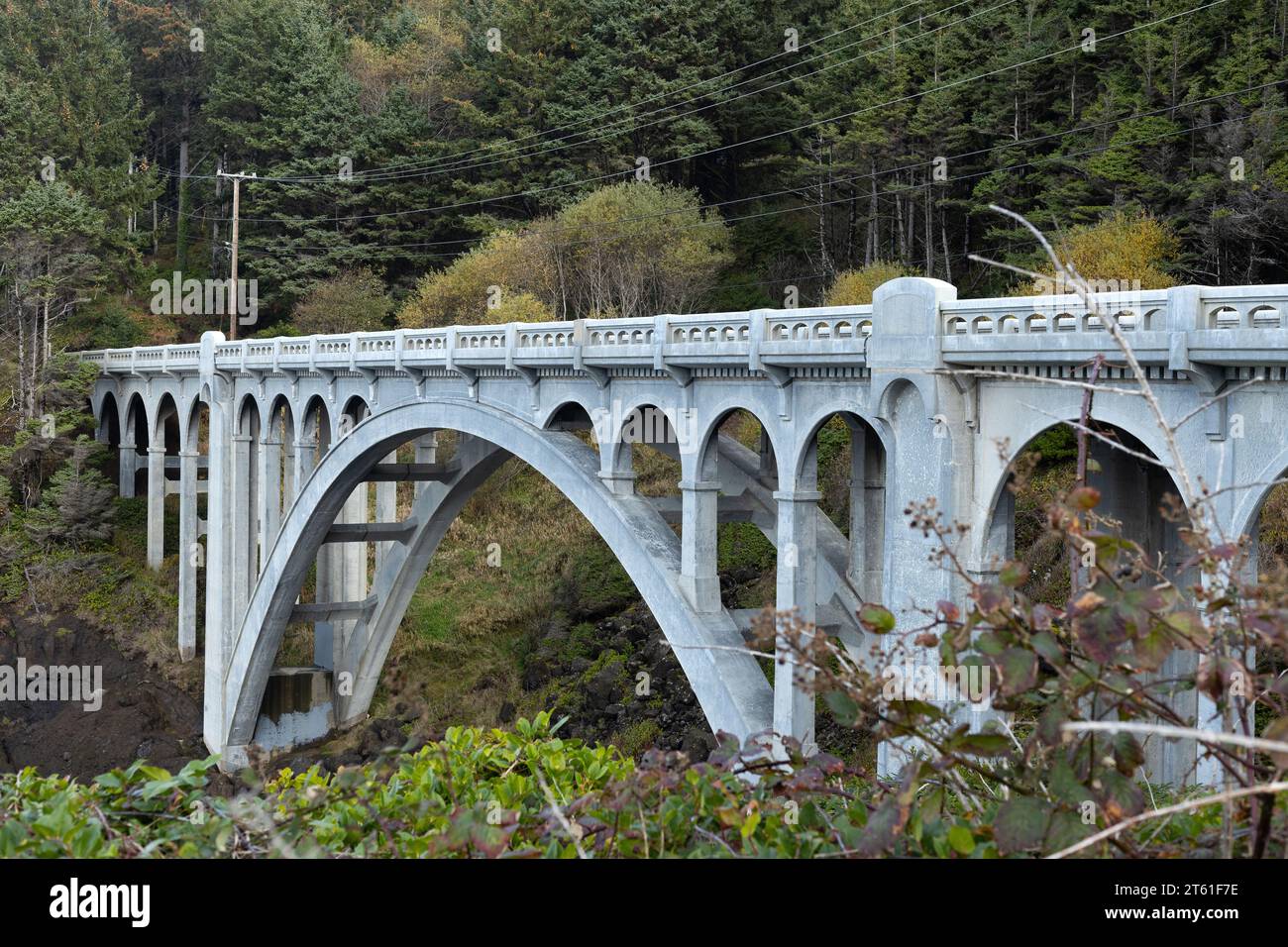 Rocky Creek Bridge No. 01089, auch bekannt als Ben Jones Bridge, in Otter Rock, Oregon. Stockfoto