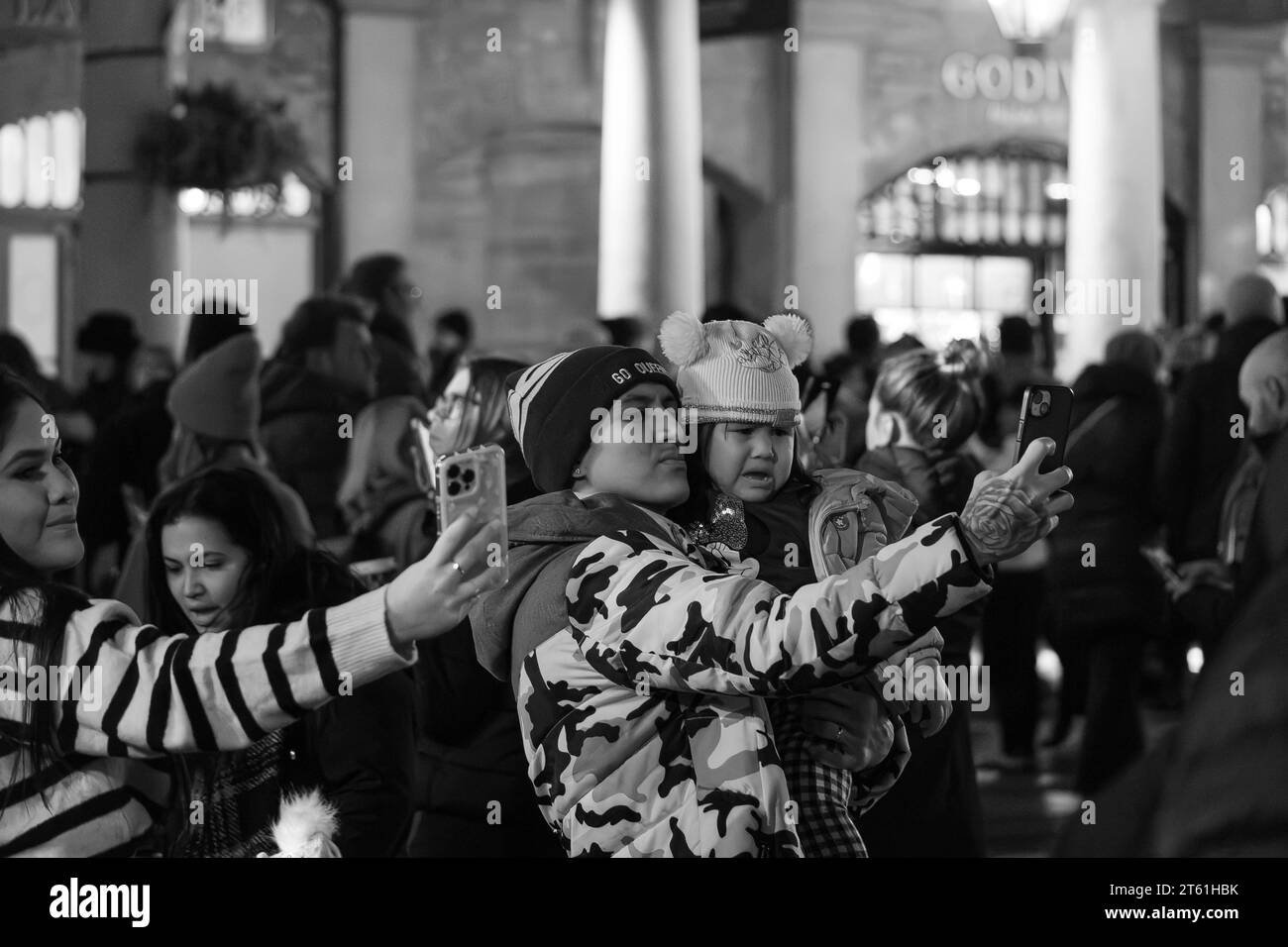 London, Vereinigtes Königreich, 7. November 2023, Nicole Scherzinger, Jamie Laing, Sophie Habboo, der London International Gospel Choir und die Besetzung von SECHS The Musical schalteten am Dienstag, den 7. November 2023, die Weihnachtsbeleuchtung von Covent Garden auf der berühmten Piazza ein. Andrew Lalchan Photography/Alamy Live News Stockfoto