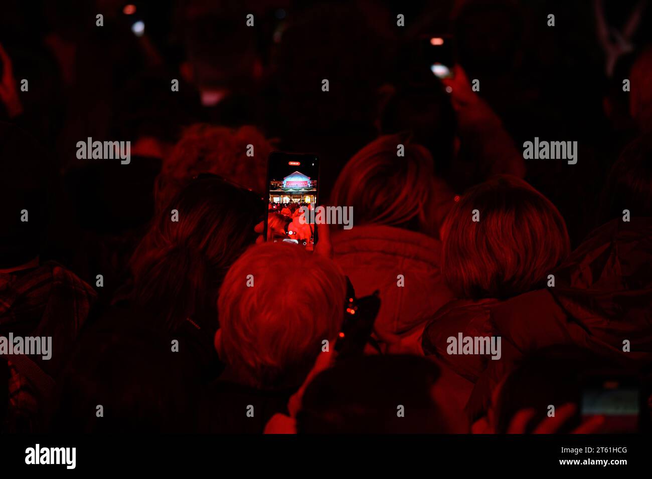 London, Vereinigtes Königreich, 7. November 2023, Nicole Scherzinger, Jamie Laing, Sophie Habboo, der London International Gospel Choir und die Besetzung von SECHS The Musical schalteten am Dienstag, den 7. November 2023, die Weihnachtsbeleuchtung von Covent Garden auf der berühmten Piazza ein. Andrew Lalchan Photography/Alamy Live News Stockfoto