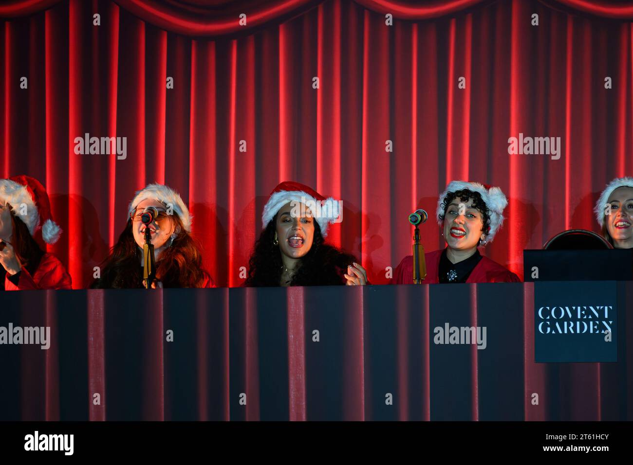 London, Vereinigtes Königreich, 7. November 2023, Nicole Scherzinger, Jamie Laing, Sophie Habboo, der London International Gospel Choir und die Besetzung von SECHS The Musical schalteten am Dienstag, den 7. November 2023, die Weihnachtsbeleuchtung von Covent Garden auf der berühmten Piazza ein. Andrew Lalchan Photography/Alamy Live News Stockfoto