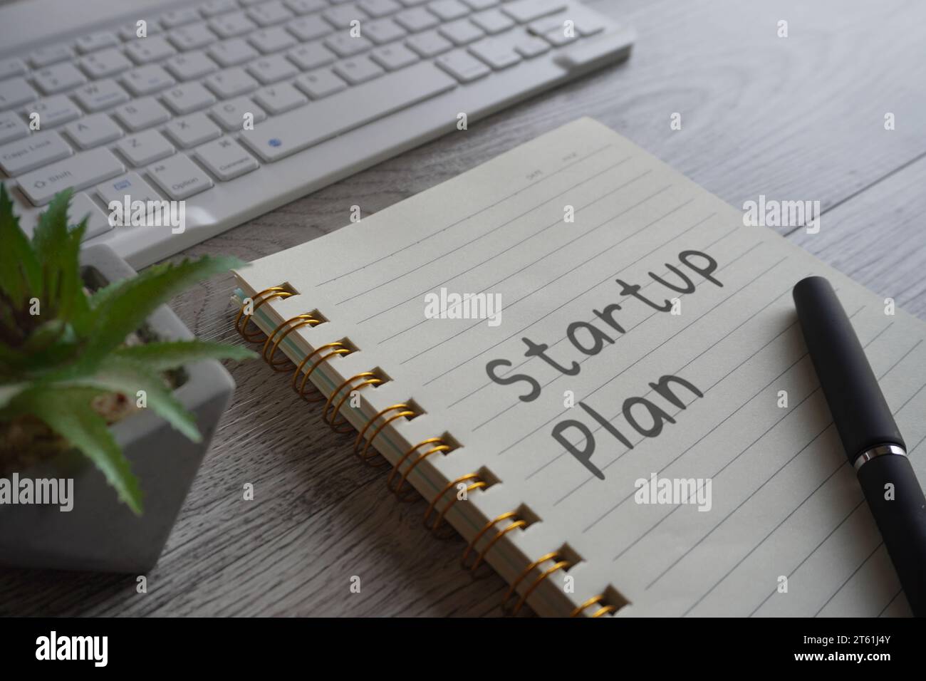 Nahaufnahme des Notizbuchs mit Text-STARTPLAN. Unternehmensgründungskonzept. Stockfoto
