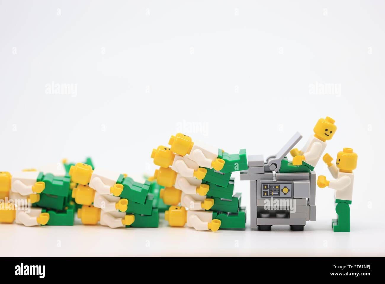 Hongkong – 7. November 2023: Eine Menschenmenge klont von einem Mann beim Bürodrucker Stockfoto