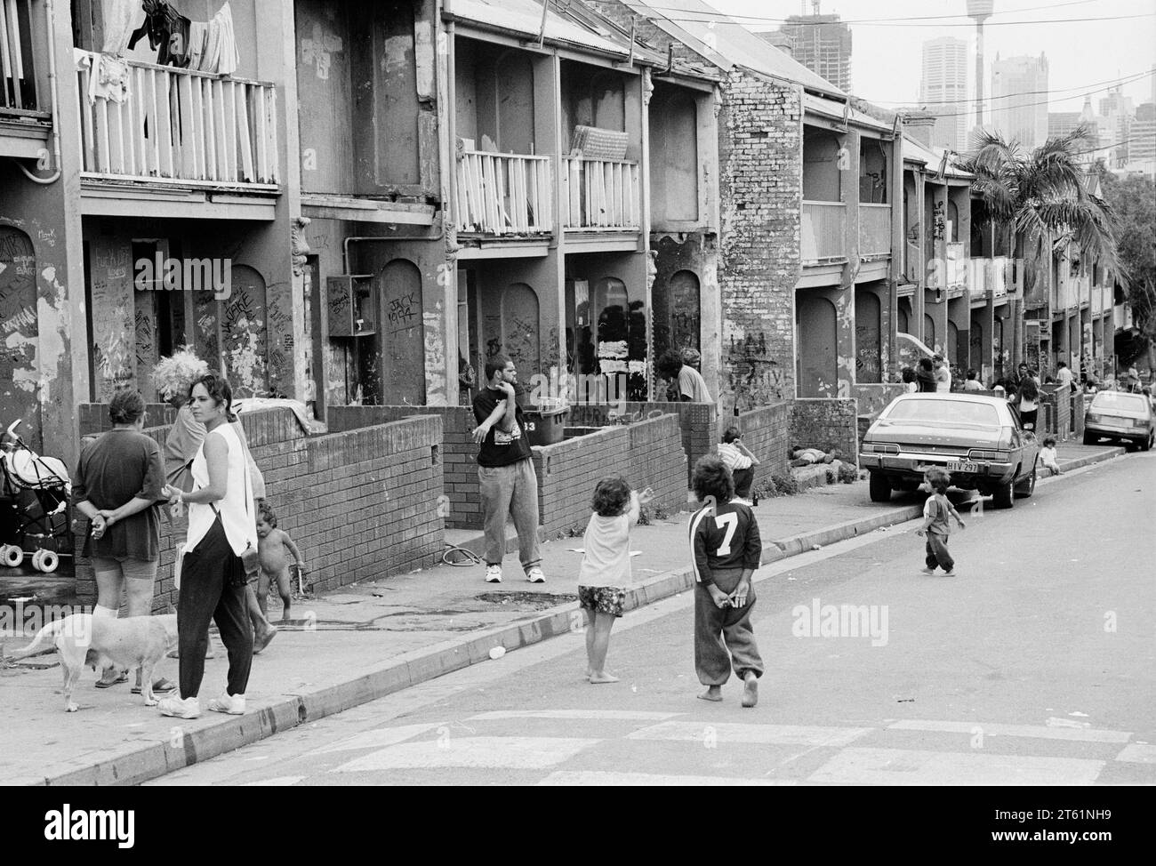 Redfern ist ein innerer Vorort von Sydney. Die Stadt zog erst kurz nach dem Zweiten Weltkrieg Aborigines an. Die Bevölkerung stieg weiter an und erreichte in den späten 1970er Jahren einen Höchststand von 15 Hundert. Redfern ist zu einem zentralen Ort für Aborigines in ganz Australien geworden, da hier in den 1970er Jahren mehrere Organisationen gegründet wurden, um seinen Menschen zu dienen. Einer der ersten davon war der Redfern Aborigines Medical Service und seine Parallele zum Redfern Aborigines Legal Service. Die Notwendigkeit medizinischer und juristischer Dienste für Aborigines wurde 1967 deutlich. Stockfoto