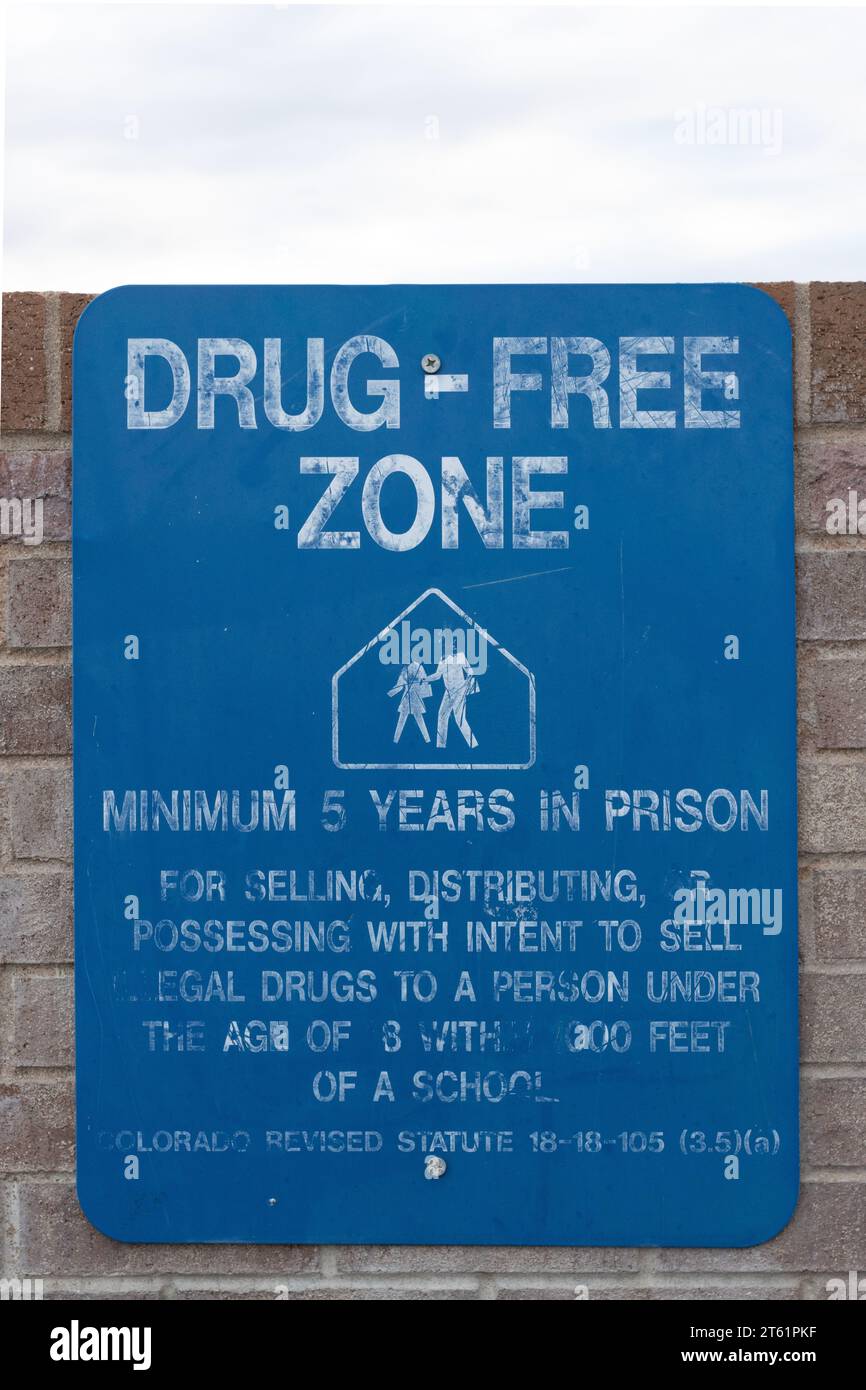 Drogenfreies Sicherheitszonenschild außerhalb der Schule. Platz zum Kopieren. Stockfoto