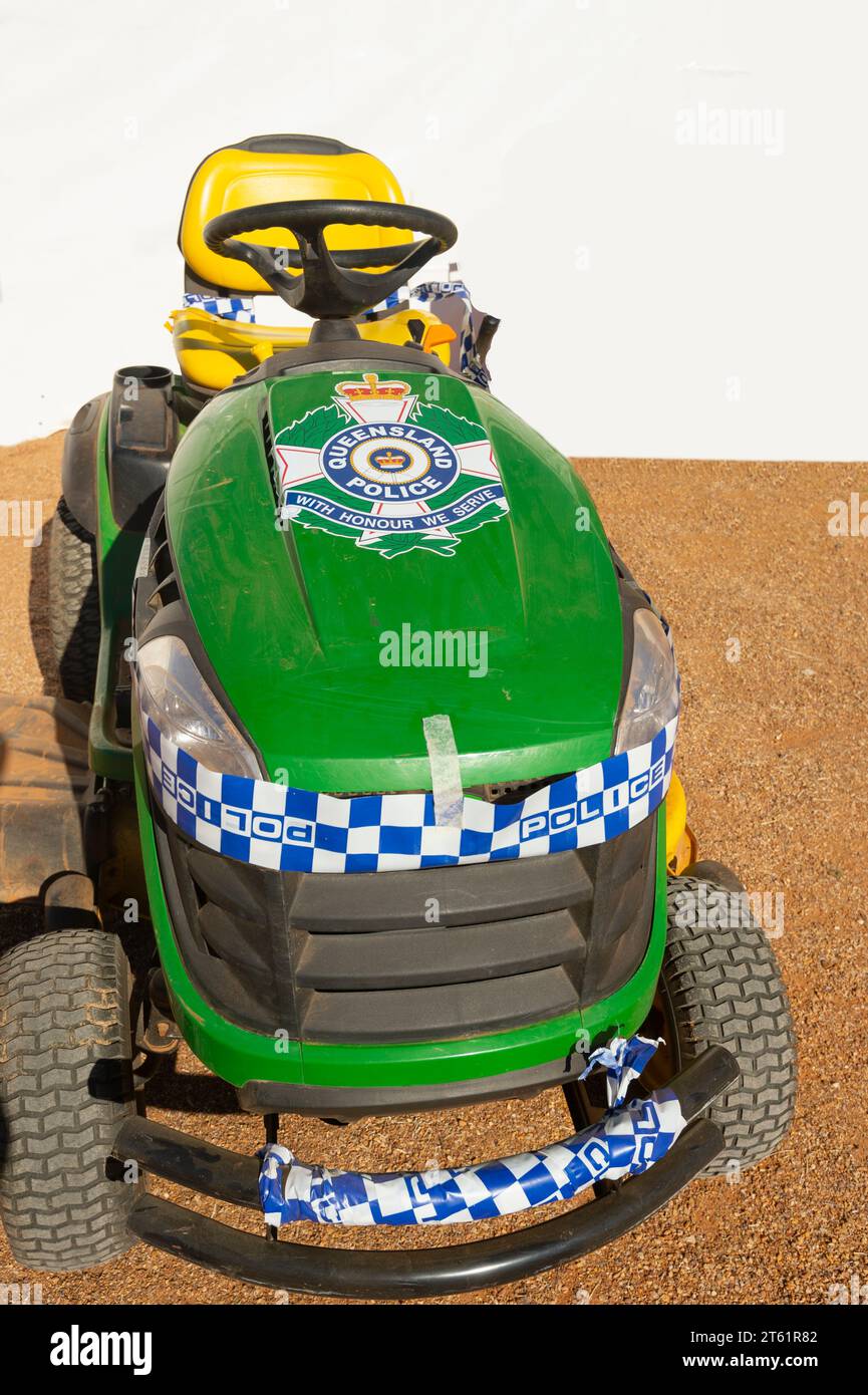 Rasenmäher mit Polizeiaufklebern, Boulia, Queensland, QLD, Australien Stockfoto