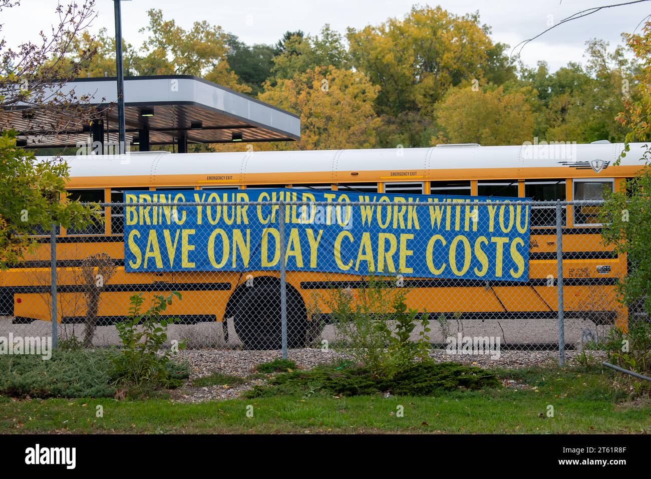 St. Paul, Minnesota. Unterschreiben Sie Werbung für Busfahrer und bringen Sie Ihr Kind mit zur Arbeit. Stockfoto