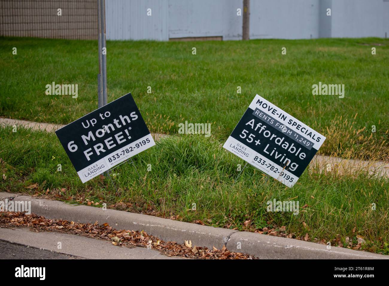 St. Paul, Minnesota. Werbung für erschwingliche Miete für Senioren für $1249 Dollar pro Monat mit 6 Monaten gratis. Stockfoto