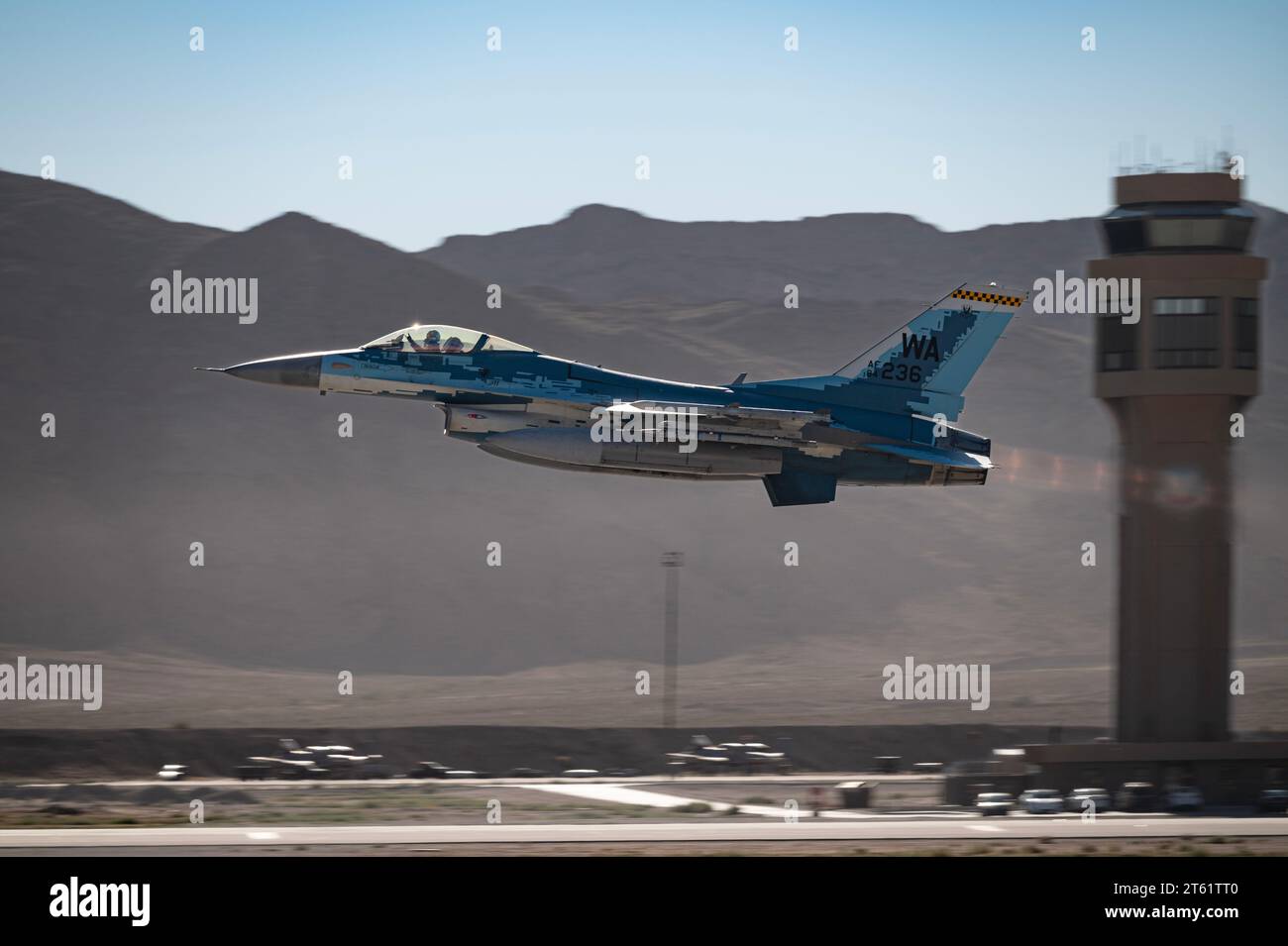 Ein F-16C Fighting Falcon, der der 64th Aggressor Squadron (AGRS) zugewiesen ist, startet am 19. Oktober 2023 zu einer Trainingsmission auf der Nellis Air Force Base in Nevada. Die 64. AGR verwenden mehrere Farbschemata, um verschiedene Gegner zu replizieren. (Foto der U.S. Air Force von William R. Lewis) Stockfoto