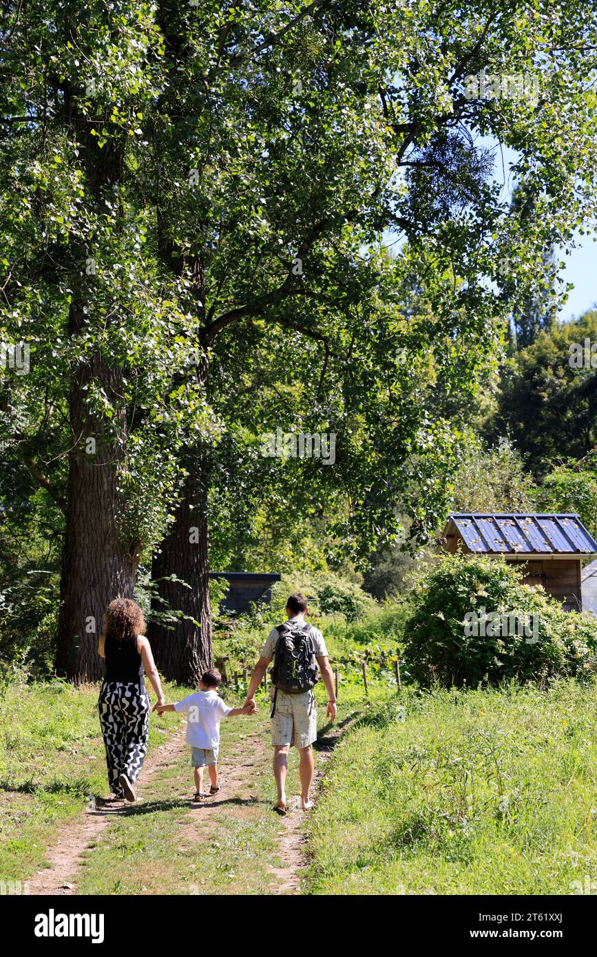 Familienspaziergang, Kind, Vater und Mutter, entlang des Flusses Vézère im französischen Departement Corrèze. Natur, Umwelt, Landschaft, Ruhe, Entspannung Stockfoto