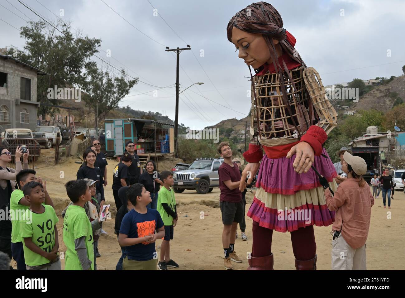 Tijuana, Baja California, Mexiko. November 2023. Little Amal, eine 12 Fuß große Marionette eines 10-jährigen syrischen Flüchtlings, schloss ihren Besuch in Tijuana, Mexiko, am Dienstag, den 7. November 2024, in der Embajadores de Jesus-UCSD Alacran Canyon, einem der größten Unterkünfte für Migranten, ab. Die Marionette setzt ihre lange Wanderung durch Mexiko fort, nachdem sie zwei Monate zuvor eine 6.000 Meilen lange Reise in die Vereinigten Staaten absolviert hat. (Kreditbild: © Carlos A. Moreno/ZUMA Press Wire) NUR REDAKTIONELLE VERWENDUNG! Nicht für kommerzielle ZWECKE! Stockfoto