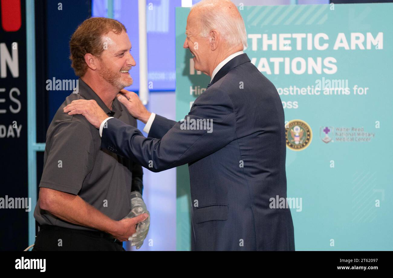 US-Präsident Joe Biden besucht Demonstrationen während American Opportunities: A White House Demo Day im Showroom in Washington, DC, USA. November 2023. Der Demo-Tag zeigt die Wissenschaft und Technologie, die von Bidenomics, föderaler Forschung und Entwicklung und der Agenda des Präsidenten „Investing in America“ angetrieben wird, so das Weiße Haus. Copyright: XLeighxVogelx/xPoolxviaxCNPx/MediaPunchx Credit: Imago/Alamy Live News Stockfoto