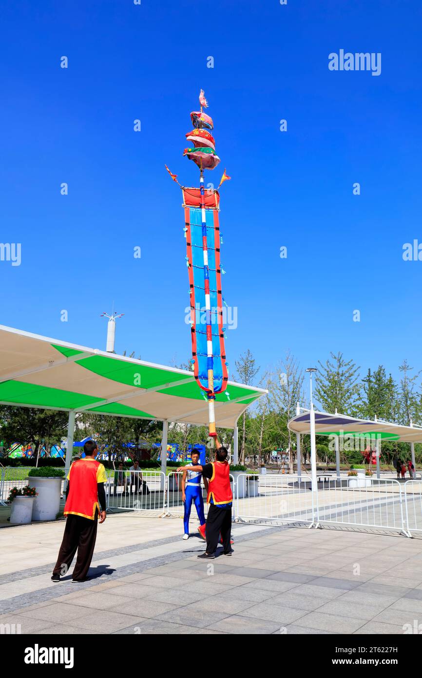 Tangshan - 27. August: Akrobatik auf einem Hochflaggenmast im Park, am 27. August 2016, Stadt tangshan, Provinz hebei, China Stockfoto