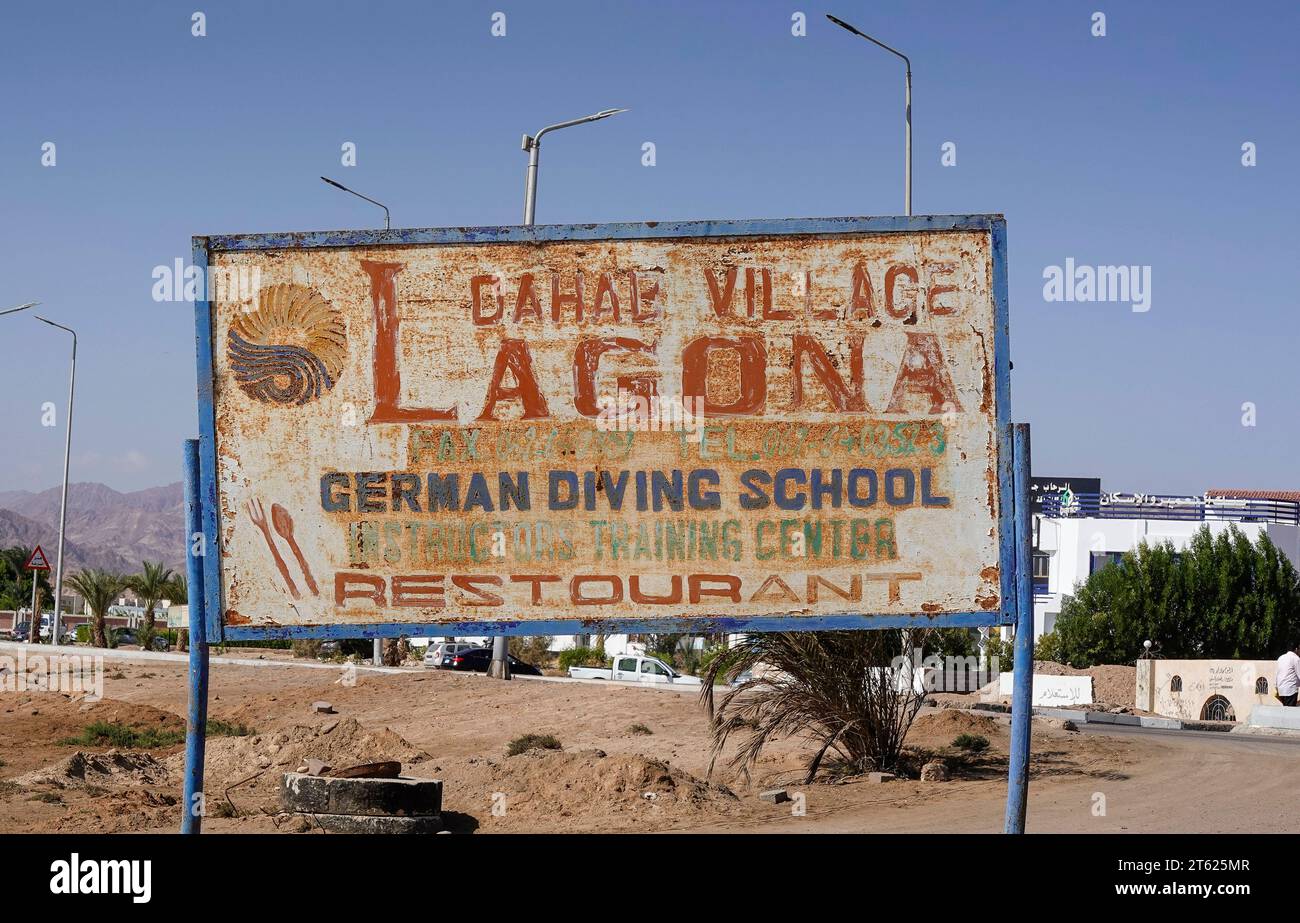 Altes, verrostetes Werbeschild, Dahab Village Lagona, Deutsche Tauchschule, Dahab, Sinai, Ägypten *** altes, rostiges Werbeschild, Dahab Village Lagona, Deutsche Tauchschule, Dahab, Sinai, Ägypten Credit: Imago/Alamy Live News Stockfoto