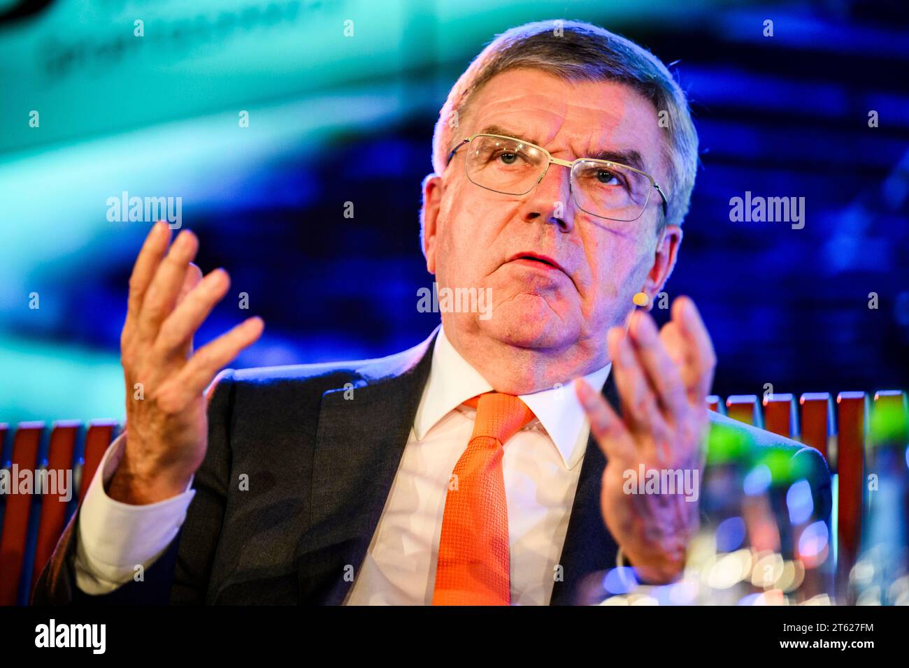 Stuttgart, Deutschland. November 2023. Thomas Bach, IOC-Präsident, spricht während des Stuttgarter Sportgesprächs. Quelle: Tom Weller/dpa/Alamy Live News Stockfoto