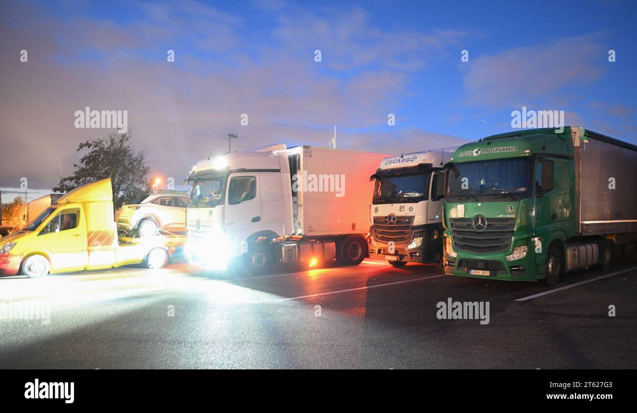 Stuttgart, Deutschland. November 2023. LKWs parkten nachts an einer Servicestelle an der Autobahn 8 bei Denkendorf. Logistikverbände und Lkw-Hersteller sprechen auf einer Pressekonferenz über die Rahmenbedingungen in der Branche. Quelle: Bernd Weißbrod/dpa/Alamy Live News Stockfoto