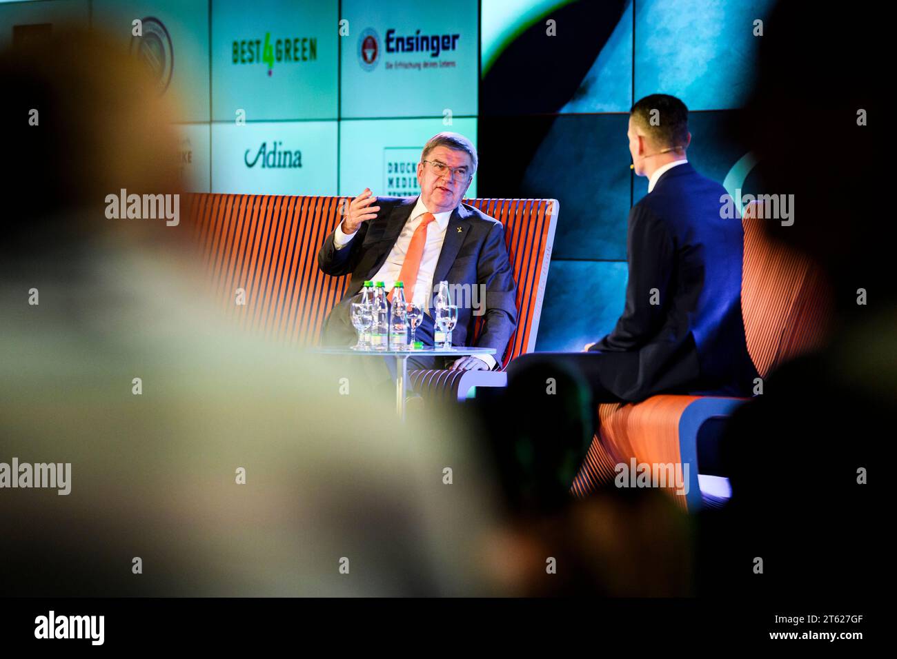 Stuttgart, Deutschland. November 2023. Thomas Bach, IOC-Präsident, spricht während des Stuttgarter Sportgesprächs. Quelle: Tom Weller/dpa/Alamy Live News Stockfoto