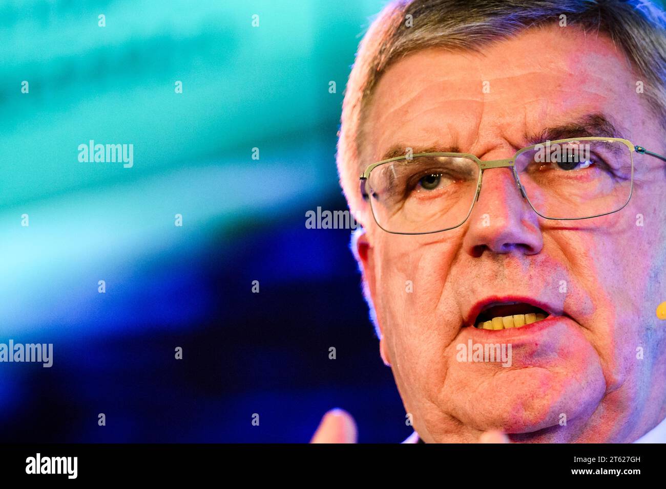 Stuttgart, Deutschland. November 2023. Thomas Bach, IOC-Präsident, spricht während des Stuttgarter Sportgesprächs. Quelle: Tom Weller/dpa/Alamy Live News Stockfoto