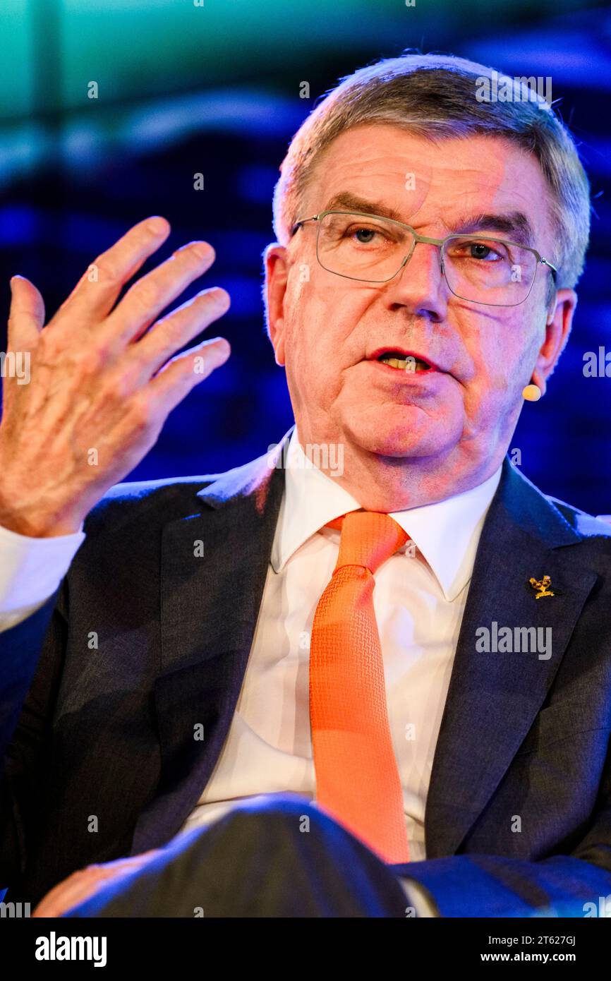 Stuttgart, Deutschland. November 2023. Thomas Bach, IOC-Präsident, spricht während des Stuttgarter Sportgesprächs. Quelle: Tom Weller/dpa/Alamy Live News Stockfoto
