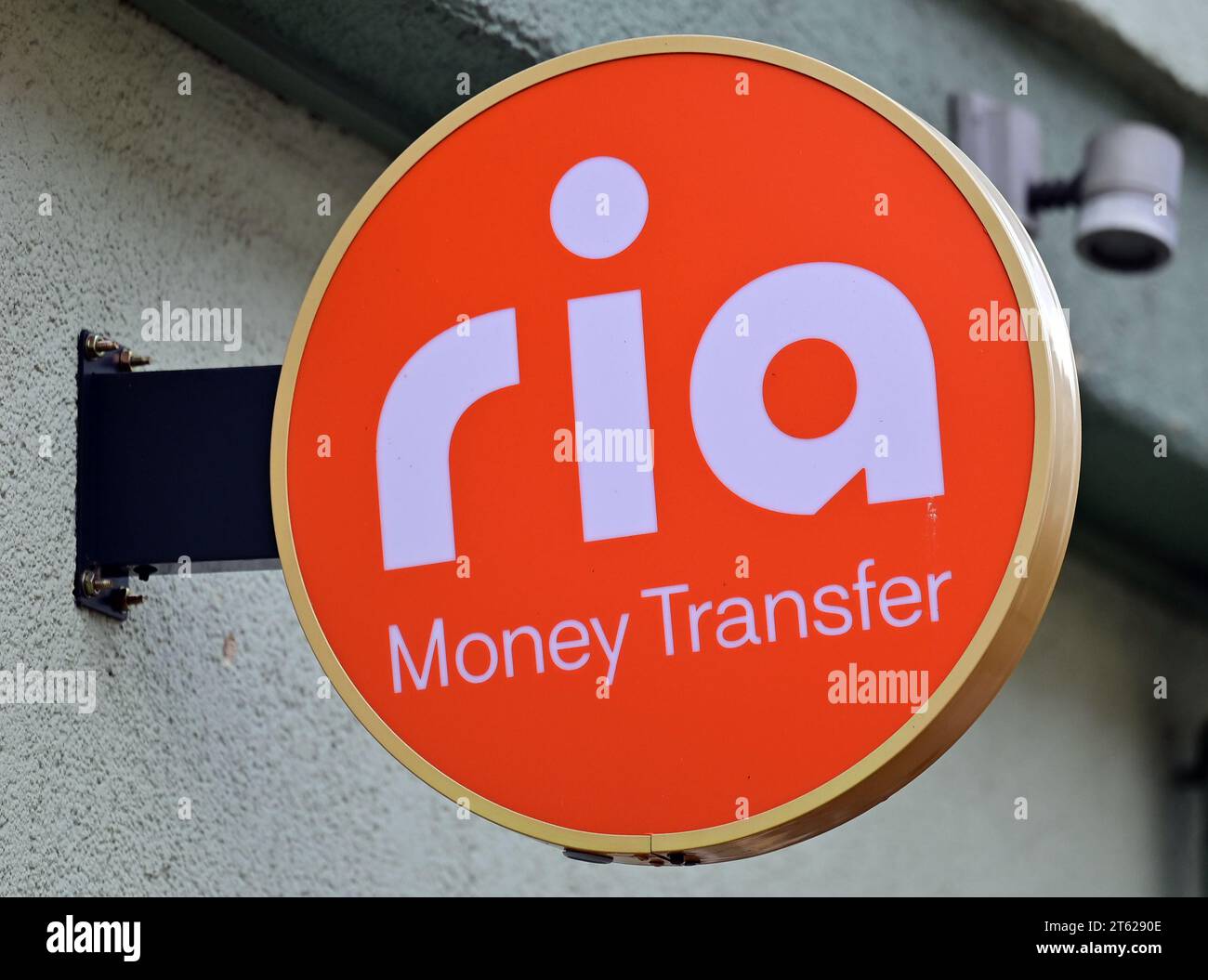 Erfurt, Deutschland. November 2023. Ria Money Transfer steht auf dem Schild über einem Geschäft im Zentrum von Erfurt. Ria ist ein Anbieter von internationalen Geldtransfers. Quelle: Martin Schutt/dpa/Alamy Live News Stockfoto