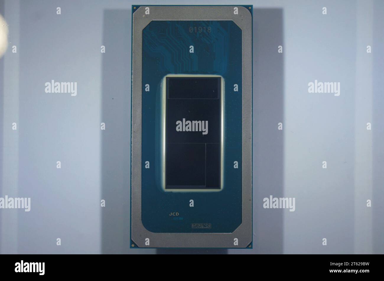 SHANGHAI, CHINA - 6. NOVEMBER 2023 - ein Intel Core UItra Prozessor ist auf der 6. CIIE in Shanghai, China, am 6. November 2023 abgebildet. Der CPU-Chip wird dies tun Stockfoto