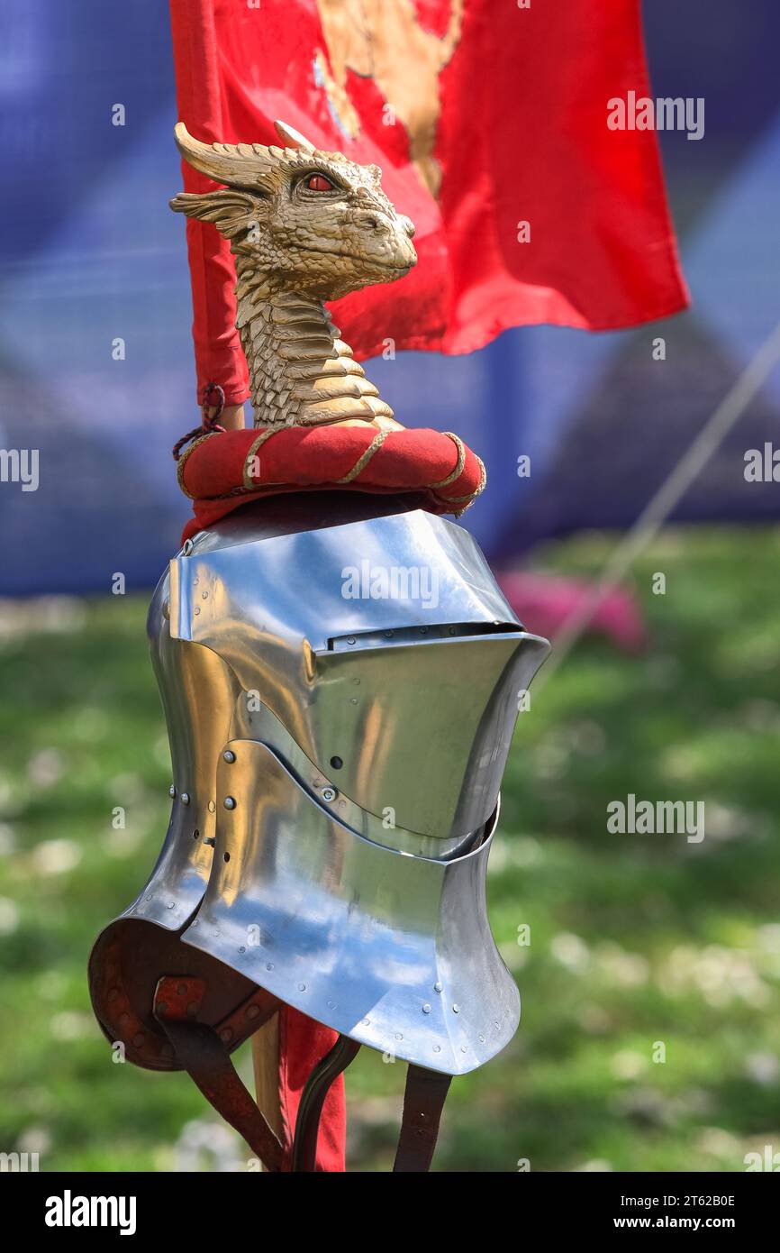 Helm, Sallet des mittelalterlichen Ritters mit goldenem Drachenkopf darauf Stockfoto
