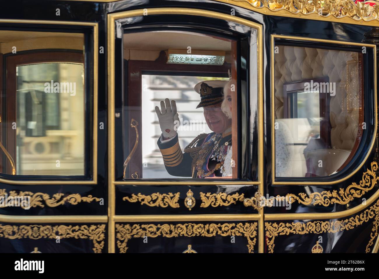 König Karl winkte aus seinem Staatswagen, zusammen mit Camilla, auf dem Weg zum parlament, um die Rede des Königs zu sehen. November 2023 Stockfoto
