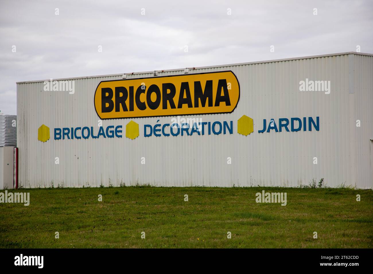 Bordeaux, Frankreich - 10 06 2023 : Bricorama Markenlogo und Text auf der Wand Fassadenladen Haus-Verbesserung Einzelhandel Stockfoto