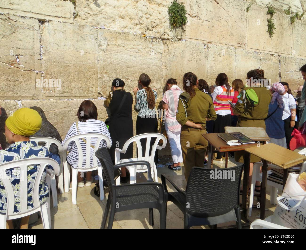 JERUSALEM, ISRAEL – 15. MAI 2015: Israelische jüdische Frauen und Soldaten beten an der Westmauer in Jerusalem Stockfoto