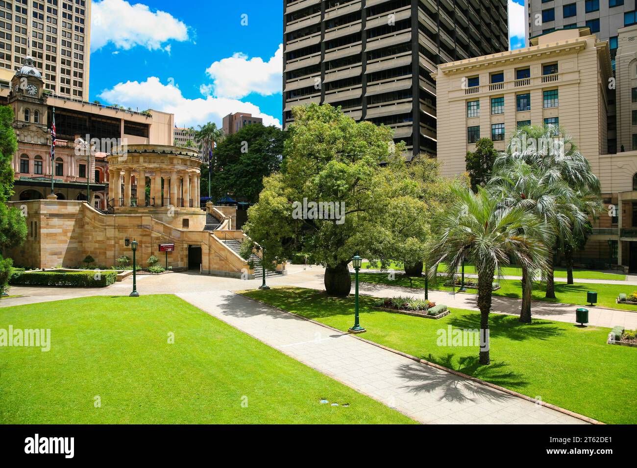 Brisbane, QLD, Australien - 28. Januar 2008 : Anzac Square. Entspannter Stadtplatz mit Spazierwegen, Rasenflächen und einem großen Denkmal für den Ersten Weltkrieg. Stockfoto