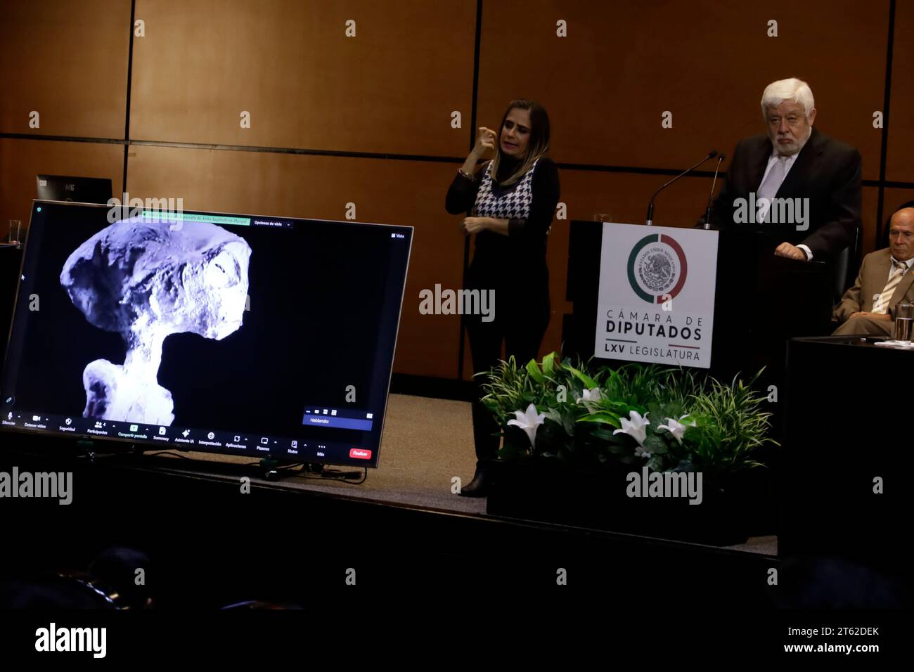 Mexiko-Stadt, Mexiko. November 2023. 7. November 2023, Mexiko-Stadt: Der Direktor von Tercer Milenio und Journalist Jaime Maussan, der sich auf das UFO-Phänomen spezialisiert hat, bei der zweiten öffentlichen Anhörung in Mexiko-Stadt über unidentifizierte anomale Phänomene in der Abgeordnetenkammer in Mexiko-Stadt. Am 7. November 2023 in Mexiko-Stadt, Mexiko (Foto: Luis Barron/Eyepix Group/SIPA USA). Quelle: SIPA USA/Alamy Live News Stockfoto