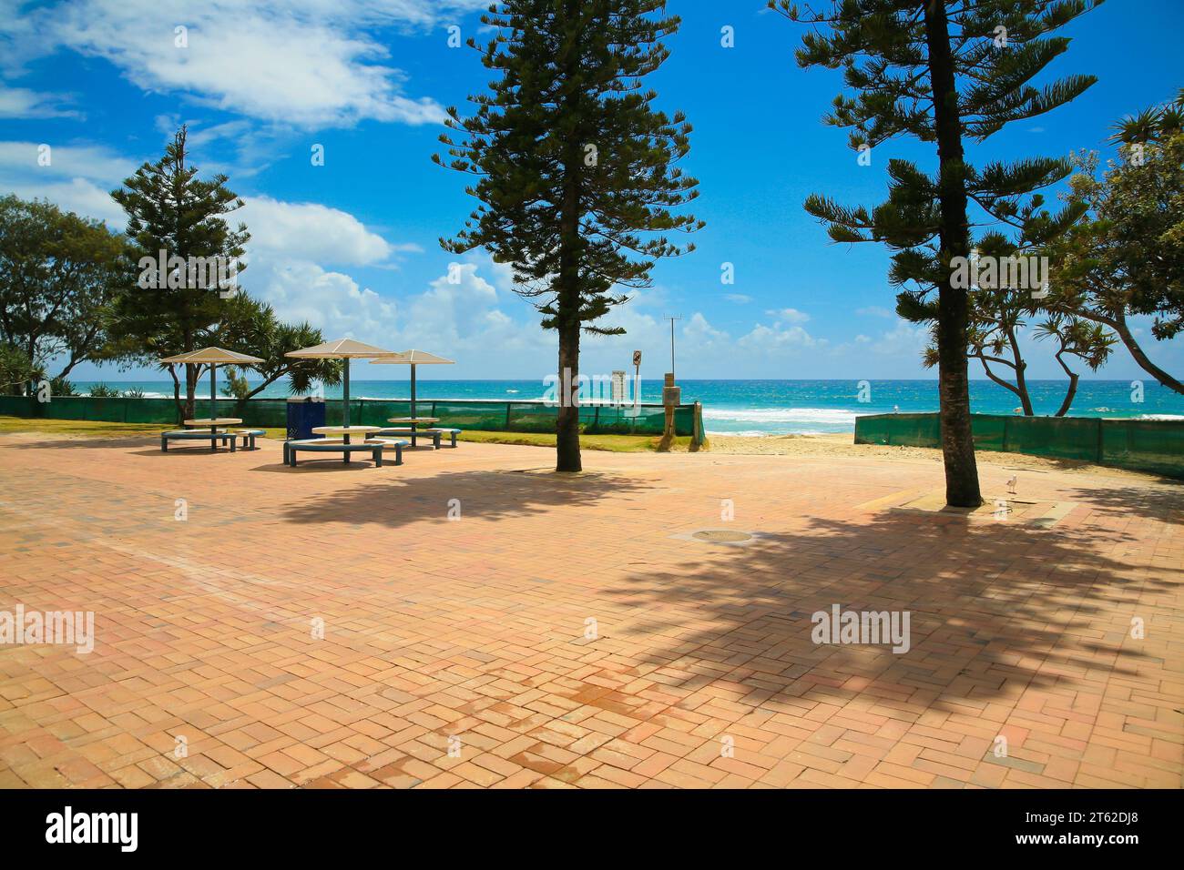 Gepflasterte Raststätte am Surfers Paradise Beach, Queensland, Australien. Stockfoto