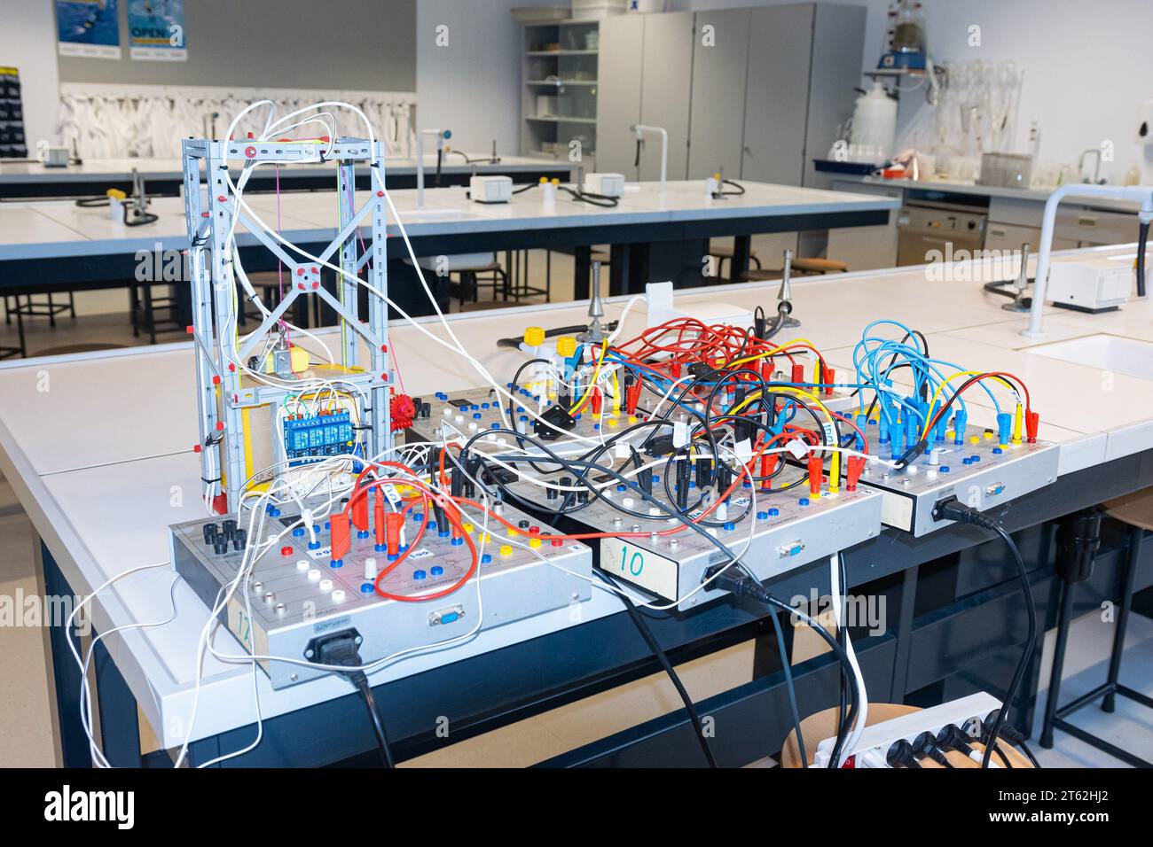 Elektronische Systemtafeln in einem Schullabor Stockfoto