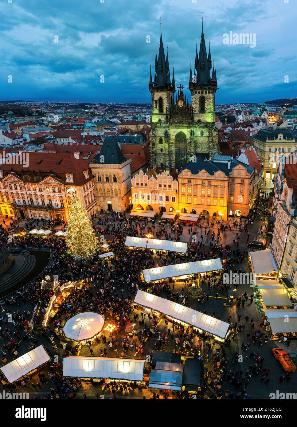 Aus der Vogelperspektive auf den berühmten Weihnachtsmarkt am Abend auf dem Altstädter Ring als Tyn-Kirche im Hintergrund in Prag, Tschechien. Stockfoto